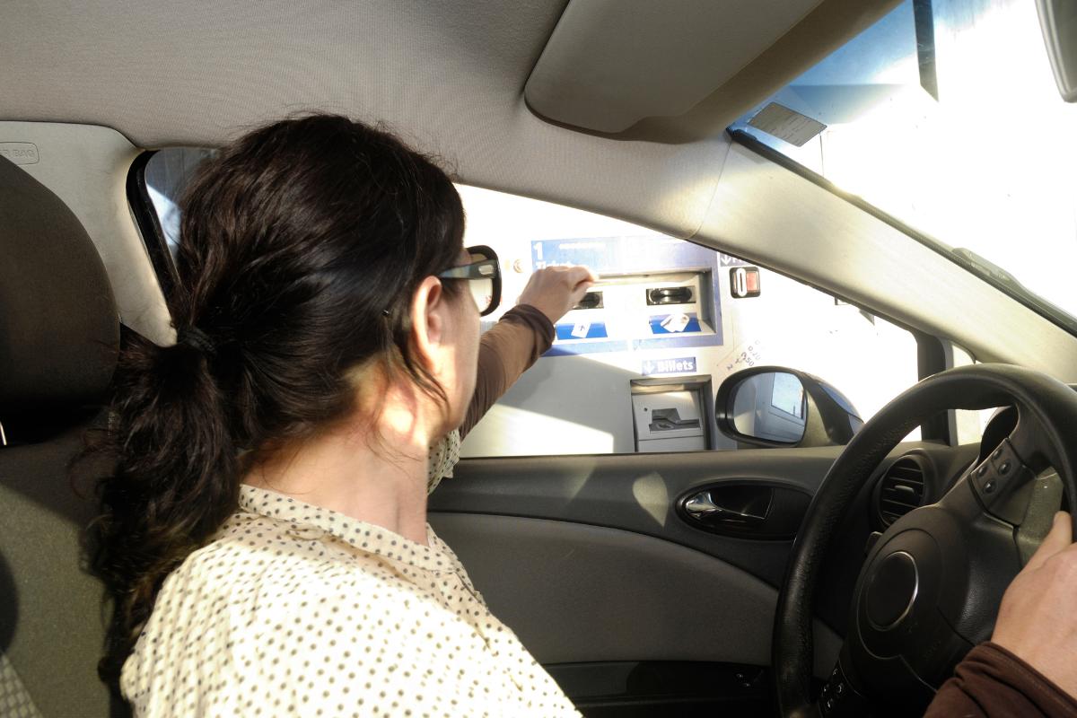 quantos pedágios tem até Cabo Frio: mulher pagando pedágio
